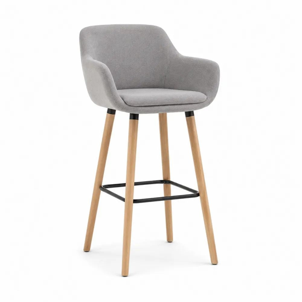 Tabouret de bar rembourré gris clair avec accoudoirs, pieds en bois et repose-pieds en métal, 55 × 56 × 99 cm